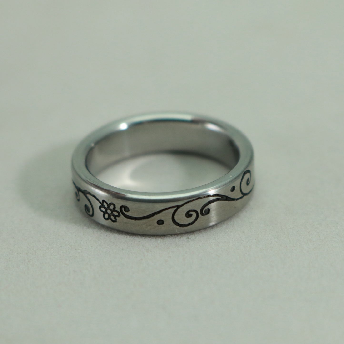 Ladies stainless steel ring in size 7 1/4 engraved with a beautiful floral pattern